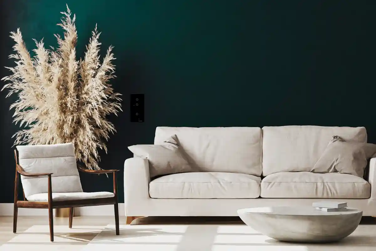 Ściana z ramką czarną na włącznikach do systemu inteligentnego oświetlenia Smart Home Keemple!