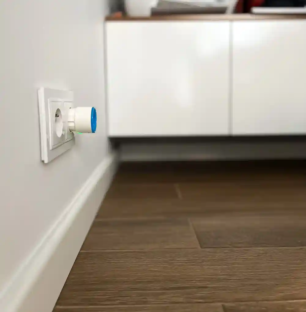 Inteligentne gniazdko Keemple, minimalistyczne wnętrze, podłoga wykończania z panelami.