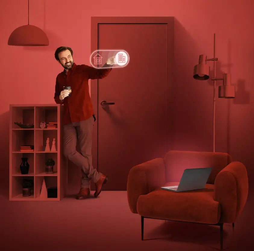 Bramka Keemple Z-Wave - wszystko, co powinieneś o niej wiedzieć. Mężczyzna steruje zdalnie swoim mieszkaniem, jakie możliwości daje inteligentny dom.