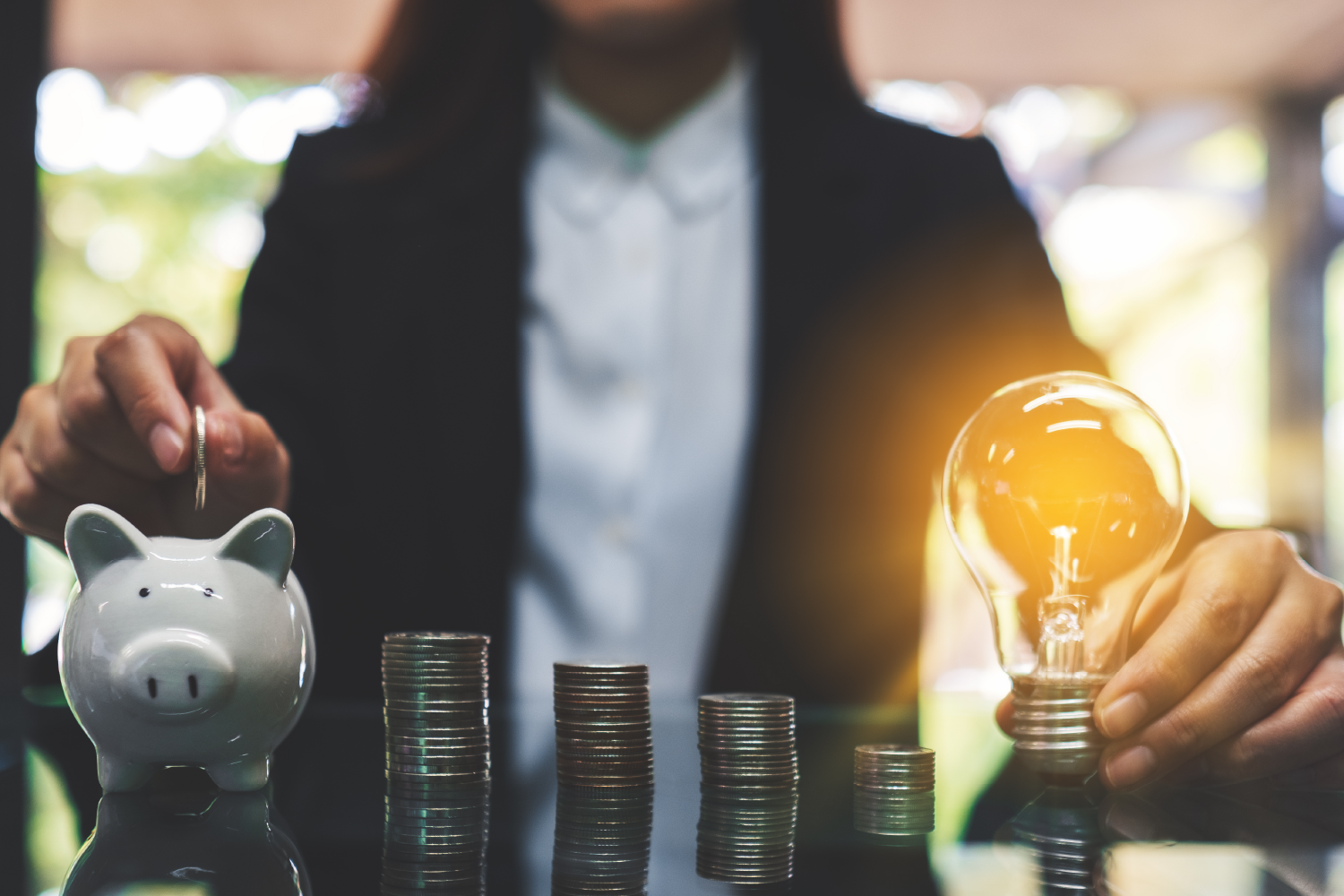Jak oszczędzać na energii, żarówka energooszczędna, przeliczanie pieniędzy, skarbonka.