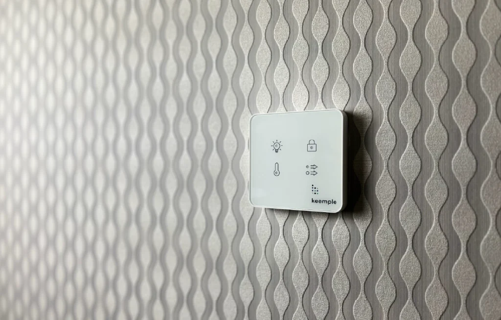 pilot keemple panel sterujący systemem smart home na ścianie