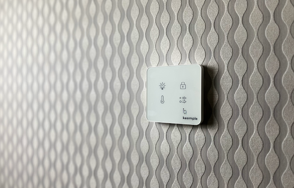 pilot keemple panel sterujący systemem smart home na ścianie